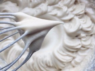 9、红糖红枣戚风蛋糕,提起打蛋器有小尖锋时停止打发；