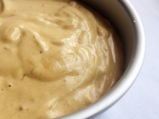 12、红糖红枣戚风蛋糕, 倒入6寸戚风蛋糕模具里，用牙签以画圆的方式画出大气泡，最后轻震2下；