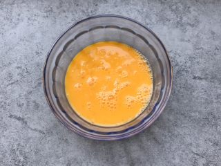 1、#不一样的泡芙#蓝莓果酱樱花泡芙,三个鸡蛋打散