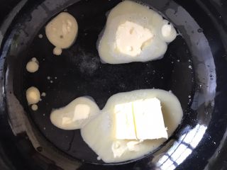 2、#不一样的泡芙#蓝莓果酱樱花泡芙,水、盐、黄油、糖放锅里一起加热，煮沸之后就改用小火搅拌