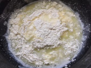 3、#不一样的泡芙#蓝莓果酱樱花泡芙,把低筋面粉全部倒入