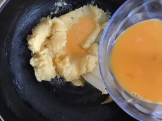 5、#不一样的泡芙#蓝莓果酱樱花泡芙,蛋液分多次加入用筷子打散面团搅拌