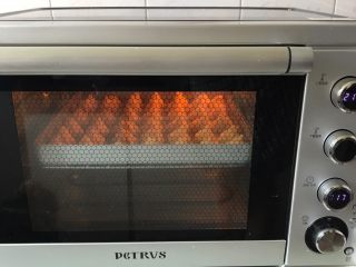 9、#不一样的泡芙#蓝莓果酱樱花泡芙,烤箱提前预热210度，3-5分钟:预热完毕放入食材，中层，烤10-15分钟，膨胀之后调低火180度继续烤15分钟左右，直至泡芙表明金黄即可