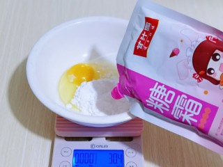 2、新手入门级～蓝莓椰蓉马芬蛋糕,将鸡蛋打入大口器具中，再加入糖霜，用手动打蛋器打至均匀。(一定要用糖霜或糖粉，细腻，瞬间秒化)