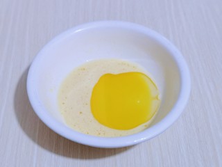 3、新手入门级～蓝莓椰蓉马芬蛋糕,再加入玉米油，继续打至油与蛋液融为一体。