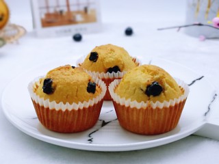 13、新手入门级～蓝莓椰蓉马芬蛋糕,不甜不腻，好吃极了。