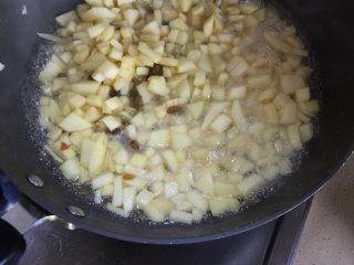 6、苹果派,慢慢煮 将苹果煮软 水越来越少后勾芡