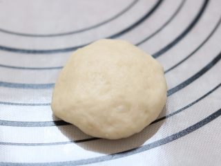 5、蔓越莓椰蓉花朵面包,12.取一块面团按压