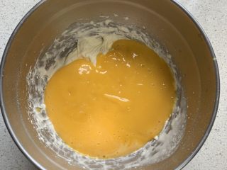 6、芒果雪糕（无冰渣）,倒入芒果泥