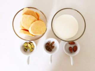 1、红薯酸奶小蛋糕,准备好所有食材