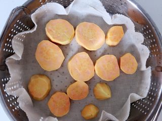 2、红薯酸奶小蛋糕,把红薯切块蒸熟