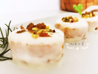 12、红薯酸奶小蛋糕,放上坚果碎就可以啦