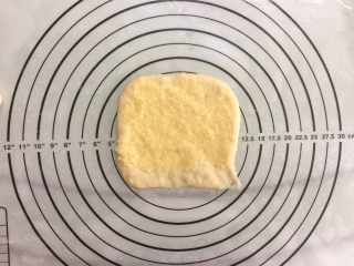 8、椰蓉面包小卷,取一面团擀成正方形，抹上椰蓉馅，留意底部收口处不要抹。