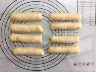 9、椰蓉面包小卷,剩余面团依次抹馅卷好。