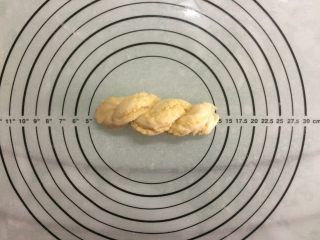 11、椰蓉面包小卷,将切开的2条相互扭几下，尾部捏实。