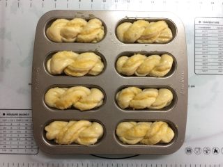 13、椰蓉面包小卷,二发结束后，取出表面刷蛋液，烤箱175度预热。