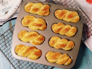 14、椰蓉面包小卷,预热结束，送入烤箱中层，烘焙20分钟左右，表面上色后可加盖锡纸来防止上色过深。