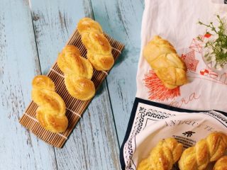 16、椰蓉面包小卷,成品。