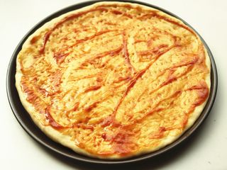 7、黑椒牛柳披萨,抹上披萨酱或者别的适合的酱汁，我用的番茄酱和牛排酱1:1混合，味道也很好。