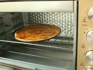 8、黑椒牛柳披萨,烤箱预热18度，放入胚子烤10分钟。