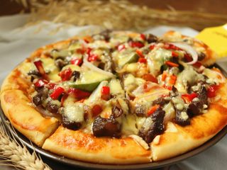 15、黑椒牛柳披萨,烤好的披萨切块食用，趁热吃。