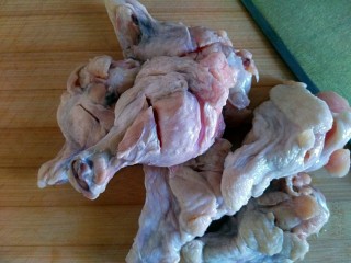 4、蒜香脆皮鸡腿（烤箱版）,将鸡翅根划两刀，方便入味