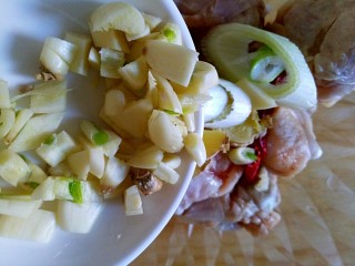 6、蒜香脆皮鸡腿（烤箱版）,倒入全部切碎的大蒜、葱段、姜片、辣椒段