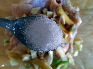 10、蒜香脆皮鸡腿（烤箱版）,适量盐和胡椒粉