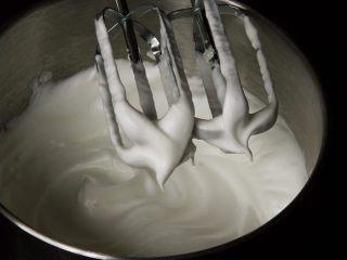 12、咖啡长崎蛋糕,加入最后的细砂糖继续搅打50圈，硬挺的蛋白霜完成了，细腻光滑，打蛋头上出现直立的小尖峰。