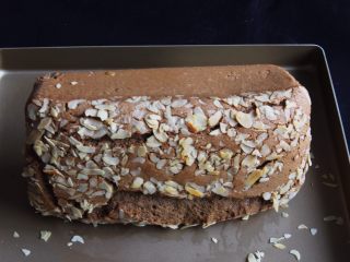 22、咖啡长崎蛋糕,放在金盘中冷却。