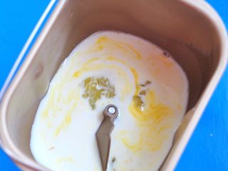 1、鸡肉杂蔬土司盒,鸡蛋、糖、盐、牛奶放入面包机内胆中。