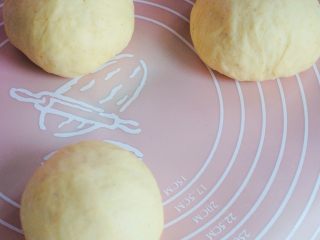 4、鸡肉杂蔬土司盒,无需发酵，直接将面团分割成均匀的三份，滚圆后静置10分钟。