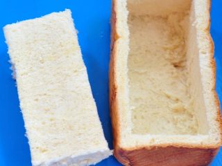 10、鸡肉杂蔬土司盒,用小刀将土司四周割开，底部不要切通，再从底部侧面横切开，小心将土司瓤挖出，还要保证土司盒不破裂。