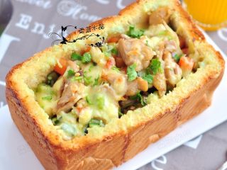 13、鸡肉杂蔬土司盒,烤好的成品。