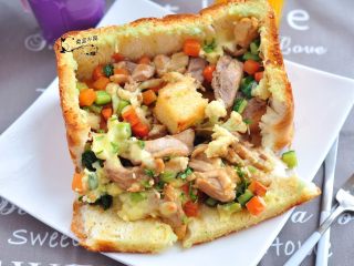 14、鸡肉杂蔬土司盒,挖开来吃真是过瘾！