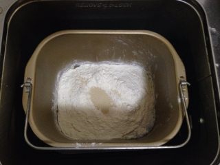 1、奶酥包,将面团原料中除黄油以外所有的原料放入面包桶启动和面程序35分钟