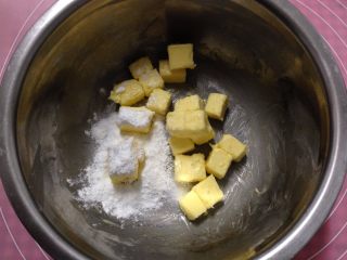 4、奶酥包,下面制作奶酥馅：黄油室温软化，加入糖粉、盐