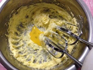 6、奶酥包,分三次加入蛋液，搅打至蓬松