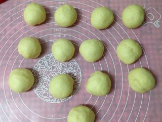 9、奶酥包,发酵好的面团取出排气揉匀，平均分成13份(大约每个35克左右）滚圆后松弛5分钟