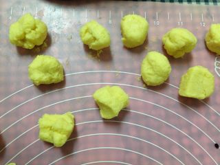 10、奶酥包,奶酥馅取出也分成13份