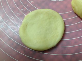 11、奶酥包,面团松弛好后压扁