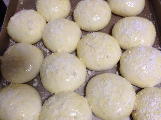 15、奶酥包,表面刷蛋液，撒酥粒