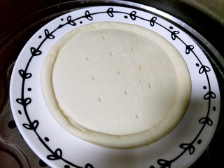 2、微波炉披萨,披萨饼皮我用的现成的，用微波炉加热会有点干，我用蒸锅大火蒸五分钟