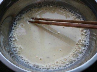 1、≈蔓越莓酸奶小方面包≈,把牛奶，酸奶，鸡蛋液，细砂糖，酵母，盐倒入容器内，搅拌均匀