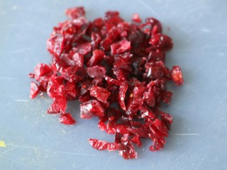 10、≈蔓越莓酸奶小方面包≈,把蔓越莓切碎