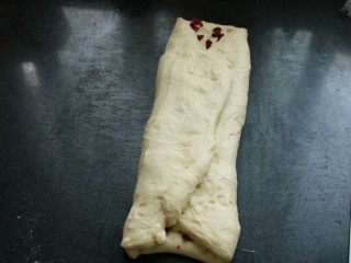 13、≈蔓越莓酸奶小方面包≈,两边向中间叠起来