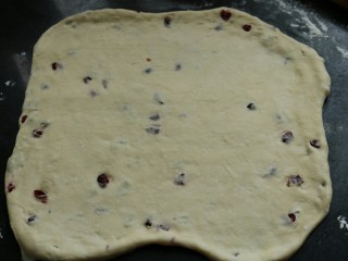 16、≈蔓越莓酸奶小方面包≈,擀开，成矩形，大约1厘米厚（太厚发了容易倒，太薄口感不好）