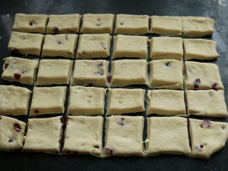 17、≈蔓越莓酸奶小方面包≈,切成小块