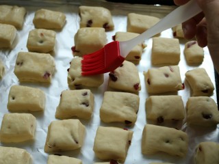 19、≈蔓越莓酸奶小方面包≈,发酵大概35分钟后，取出刷上鸡蛋液