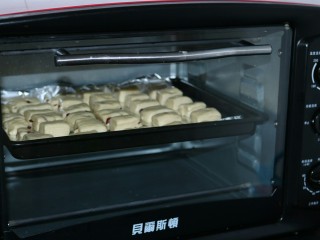 20、≈蔓越莓酸奶小方面包≈,烤箱预热190度，把烤盘放入烤箱190度烤10分钟